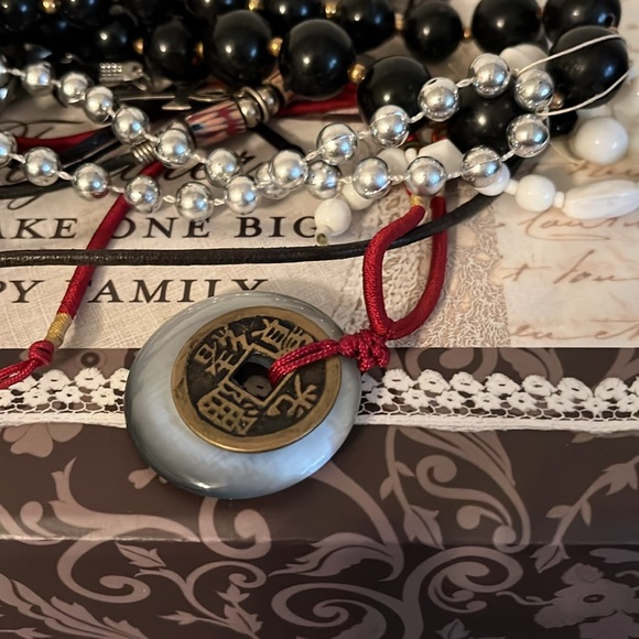 Craft lot, black, white and grey. Crafting and repurposing lot 8A. - Picture 3 of 12